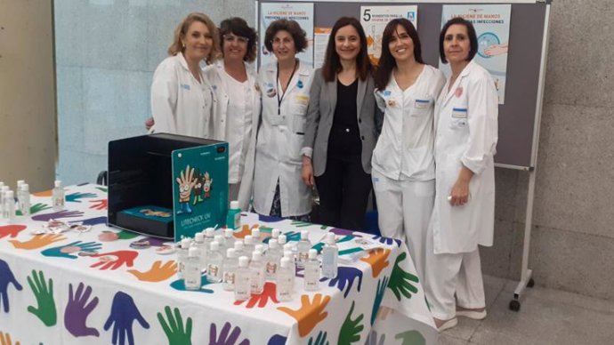 La directora general de Salud Pública y Cuidados, Eva Martínez, acude a la mesa informativa instalada con motivo del Día de Higiene de Manos