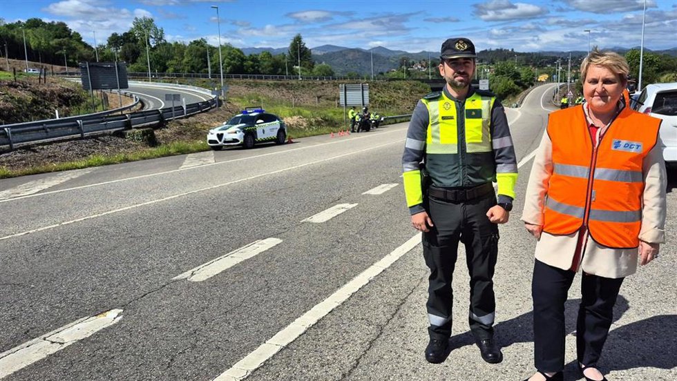 La jefa provincial de Tráfico, Raquel Casado, y el jefe del Sector de Tráfico de la Guardia Civil de Asturias, comandante Gerardo Suárez.