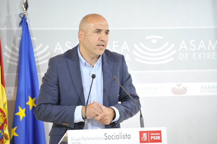 El portavoz adjunto del PSOE en la Asamblea, Juan Ramón Ferreira, en rueda de prensa para valorar los datos de paro en abril