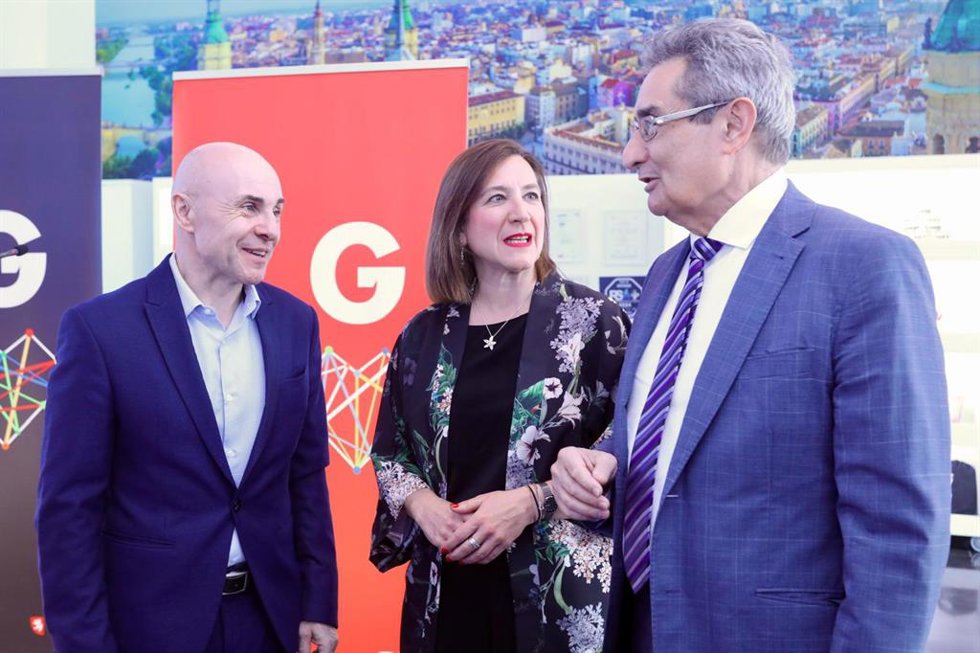 La consejera municipal de Cultura, Educación y Turismo, Sara Fernández, junto al gerente del patronato municipal Zaragoza Turismo, José Francisco García, y el portavoz de VOX, Julio Calvo.