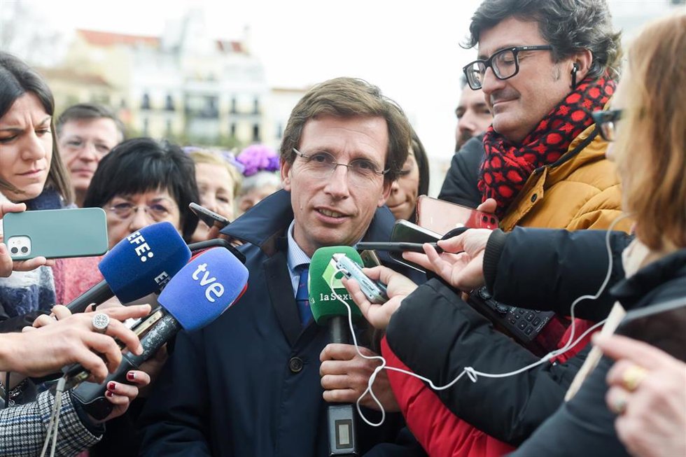 Archivo - El alcalde de Madrid, José Luis Martínez-Almeida, ofrece declaraciones tras un flashmob protagonizado por mujeres de centros de mayores, en la explanada del Palacio Real