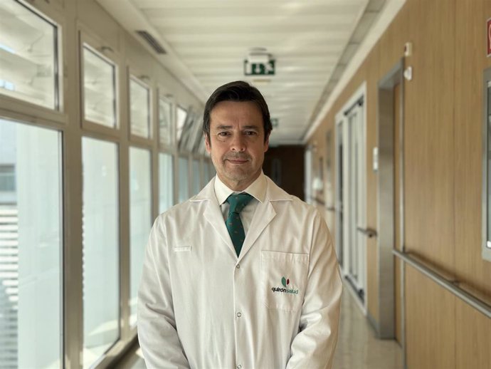 El jefe del Servicio de Cirugía Ortopédica y Traumatología del Hospital Quirónsalud Infanta Luisa, Abraham García Mendoza.