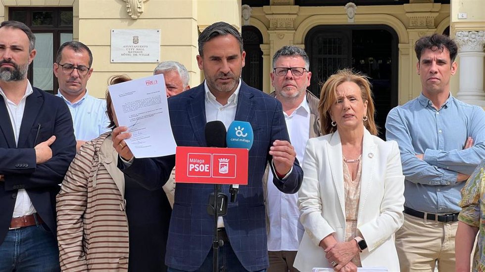 El portavoz del grupo del PSOE en el Ayuntamiento de Málaga, Daniel Pérez, junto al resto de ediles.