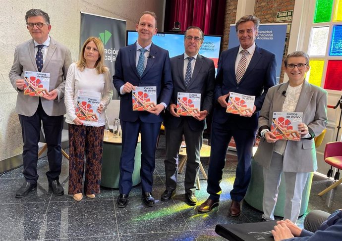 El rector de la UNIA, José Ignacio García, junto a los directores de las sedes de Baeza, Málaga y La Rábida; el representante de Fundación Unicaja; y el delegado territorial de Desarrollo Educativo y Formación Profesional, Miguel Briones.