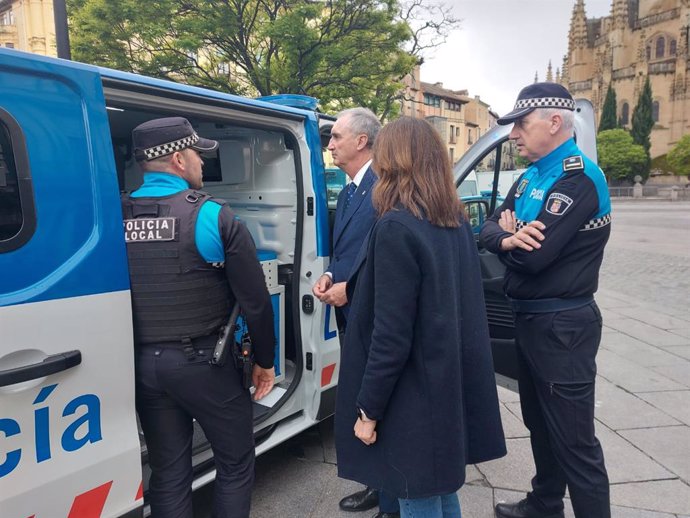 Un agente de la Policía Local de Segovia muestra el nuevo vehículo al alcalde, José Mazarías, y la concejal de Seguridad Ciudadana, Raquel Alonso, en presencia del Mayor de la Policía Local, Vicente Sanz