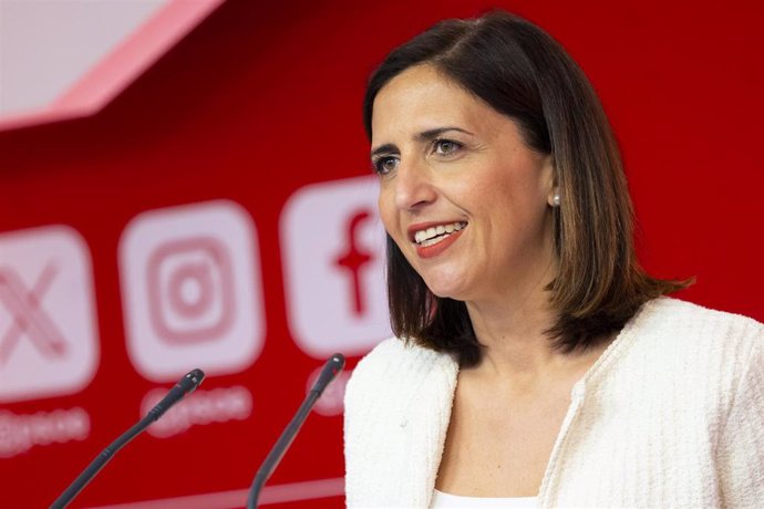 La portavoz del PSOE, Esther Peña, en una rueda de prensa en la sede nacional del PSOE en Ferraz.