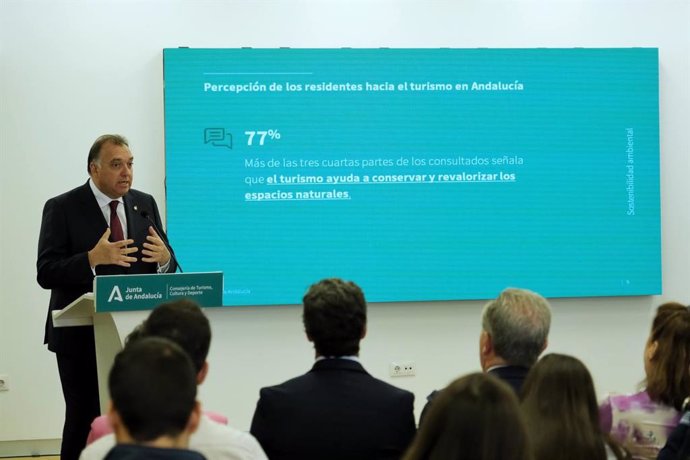 El consejero de Turismo, Cultura y Deporte, Arturo Bernal, en la presentación del estudio sobre la Percepción de los Residentes hacia el Turismo en Andalucía