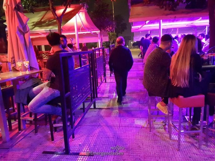 Archivo - Bares en el Paseo Colón de Sevilla