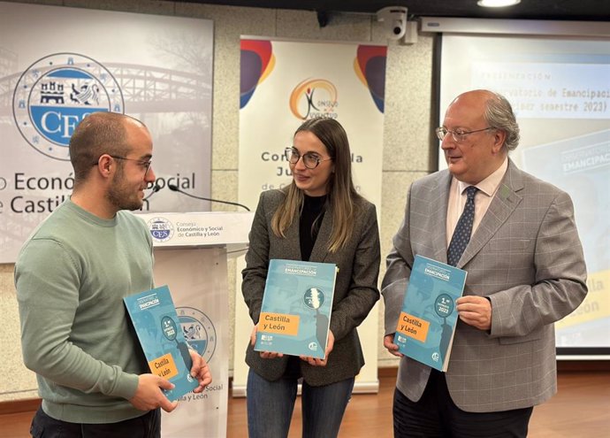 El vicepresidente del Consejo de la Juventud de España, Juan Antonio Báez;  la presidenta del Consejo de la Juventud de Castilla y León, Sandra Ámez, y el presidente del Consejo Económico y Social de Castilla y León, Enrique Cabero.