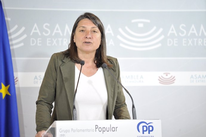 La portavoz adjunta del PP en la Asamblea, Pilar Gómez de Tejada, en rueda de prensa para valorar los datos de paro en abril