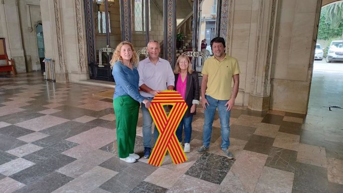 Los consellers de MÉS per Mallorca, Catalina Perelló, Jaume Alzamora, Rosa Cursach y Joan Llodrà, en el Consell de Mallorca con una senyera por la Diada per la Llengua.