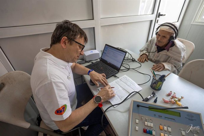 Aural dona más de 100 audífonos durante su recorrido en la Titan Desert 2024