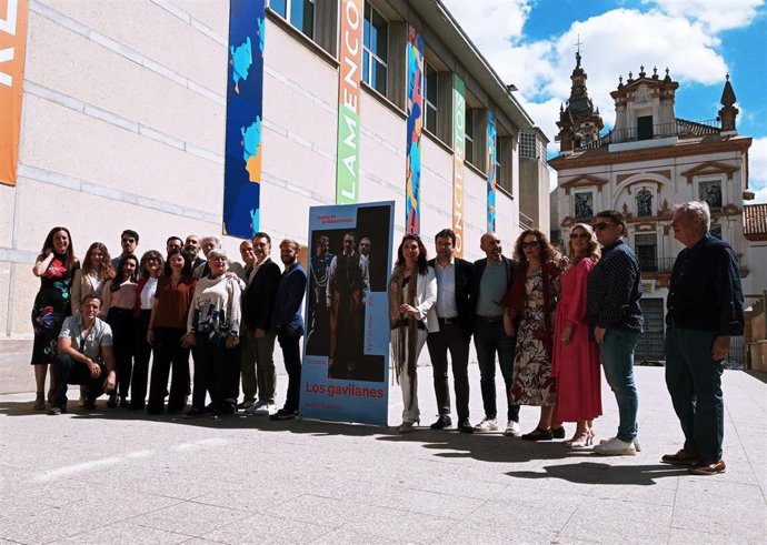 Foto de familia, a las puertas del Maestranza, con el equipo artístico y técnico de la zarzuela 'Los gavilanes'.