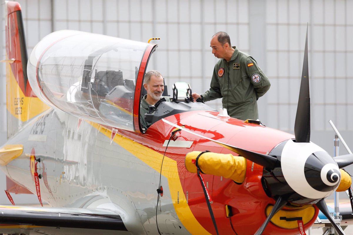 El Rey Felipe VI realiza un vuelo simulado y se sube a bordo de una aeronave  Pilatus  durante su visita a la AGA