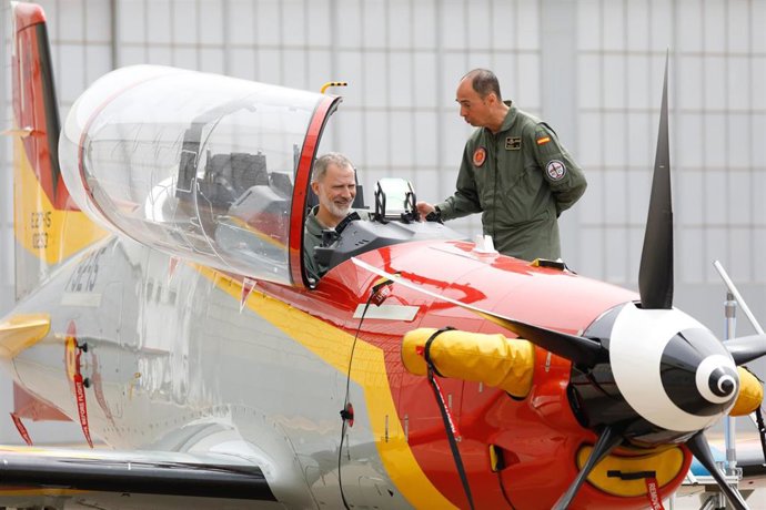 El Rey Felipe VI (i) probando una aeronave militar durante su visita a la Academia General del Aire en San Javier, a 6 de mayo de 2024, en San Javier, Murcia, Región de Murcia (España). El Rey vuelve hoy a la academia donde se formó y donde se forman to