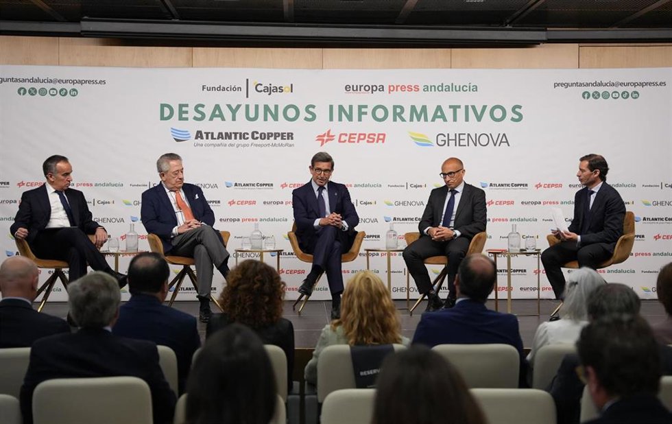 Jorge Paradela, consejero de Industria; Javier Targhetta ( Atlantic Copper); Antonio Joyanes (Cepsa), y Francisco Cuervas (Ghenova), durante un desayuno informativo de Europa Press Andalucía.