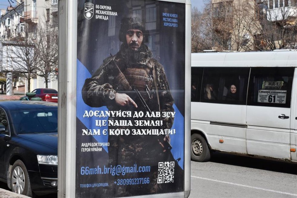 Archivo - Cartel de las Fuerzas Armadas de Ucrania en Zaporiyia llamando al reclutamiento