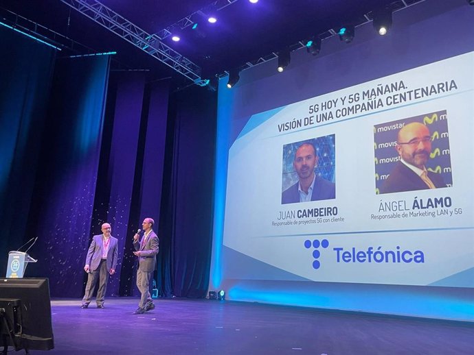 Ponencia '5G hoy y 5G mañana. Visión de una compañía centenaria', de Juan Cambeiro, responsable de Proyectos 5G con Cliente en Telefónica, y Ángel Álamo, responsable de Marketing LAN y 5G en Telefónica.