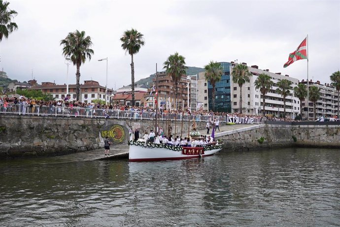 Archivo - Procesión marítima de El Carmen, en Santurtzi