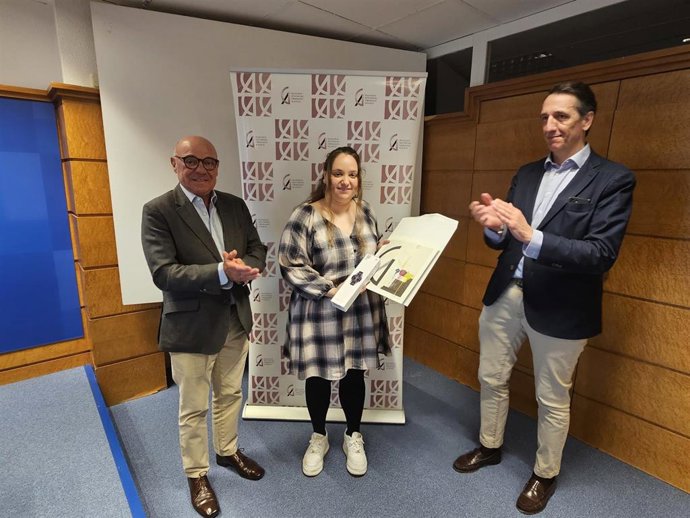 La alumna Alba María Martín Santiago recibe el reconocimiento al mejor expediente a académico de este ciclo formativo de Artes Gráficas