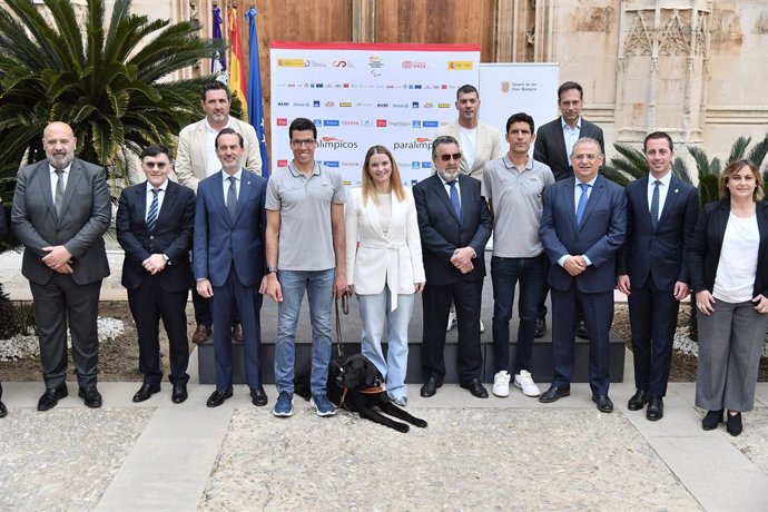 Foto de familia tras la recepción del Govern de las Islas Baleares a los deportistas balears preseleccionados para los Juegos Paralímpicos de París