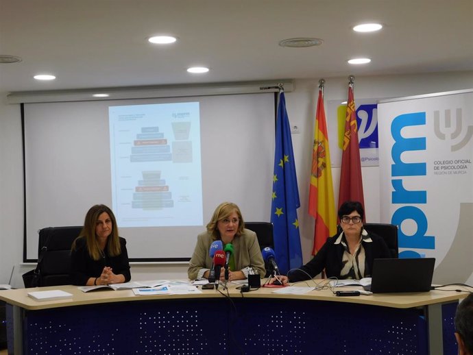 En la imagen de izquierda a derecha: Elena Navío. Junta de Gobierno del COPRM; María Fuster. Decana COPRM; y Pilar Larraz. Junta de Gobierno del COPRM