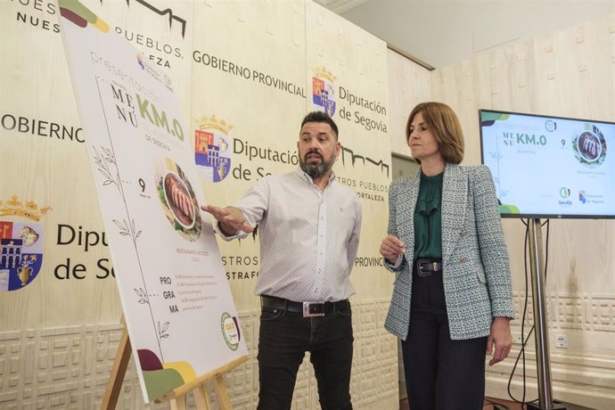 El propietario de Vacceos, José Aranda, muestra detalles del Menú Kilómetro Cero a la diputada de Promoción Provincial, Magdalena RodrígueZ.