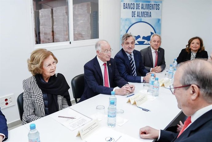 La Reina Doña Sofía junto al alcalde de Roquetas de Mar (Almería), Gabriel Amat, durante la visita al Banco de Alimentos de la localidad.