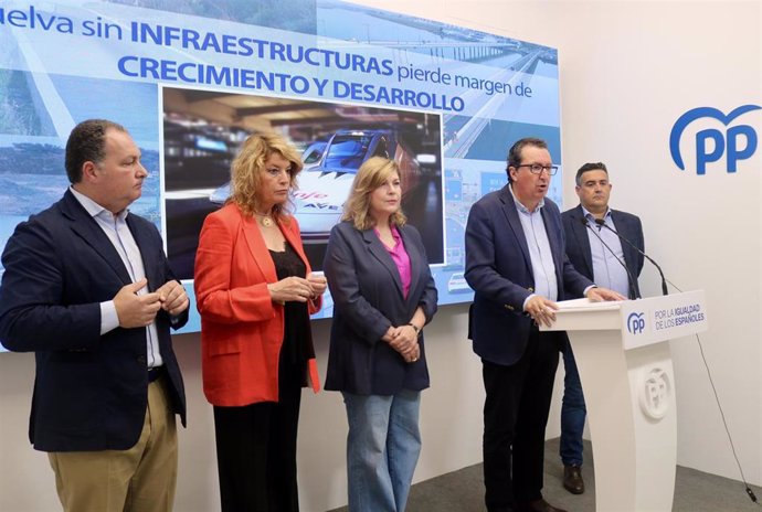 De izq. A dcha.,  el presidente de la Diputación, David Toscano; la alcaldesa de Huelva, Pilar Miranda; la secretaria general y presidente del PP provincial, Berta Centeno y Manuel Andés González; y el delegado de la Junta, José Manuel Correa.