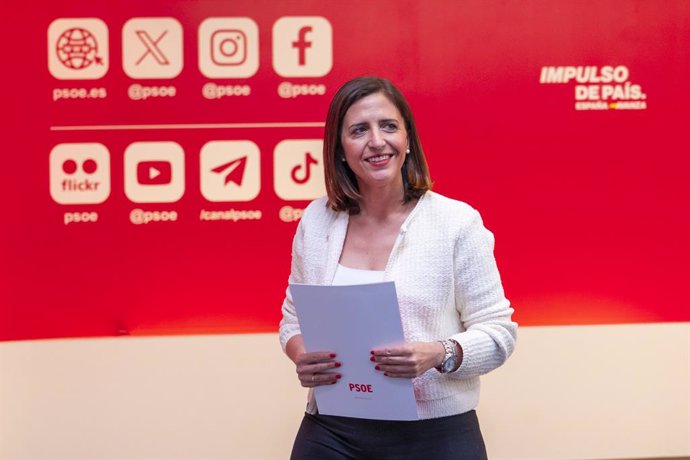 La portavoz del PSOE, Esther Peña, en una rueda de prensa desde la sede del partido en la calle Ferraz.