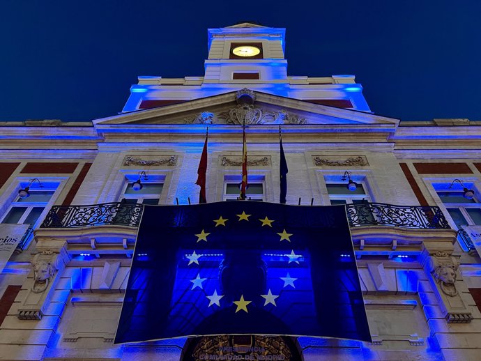 La Real Casa de Correos iluminada de azul por el Día de Europa