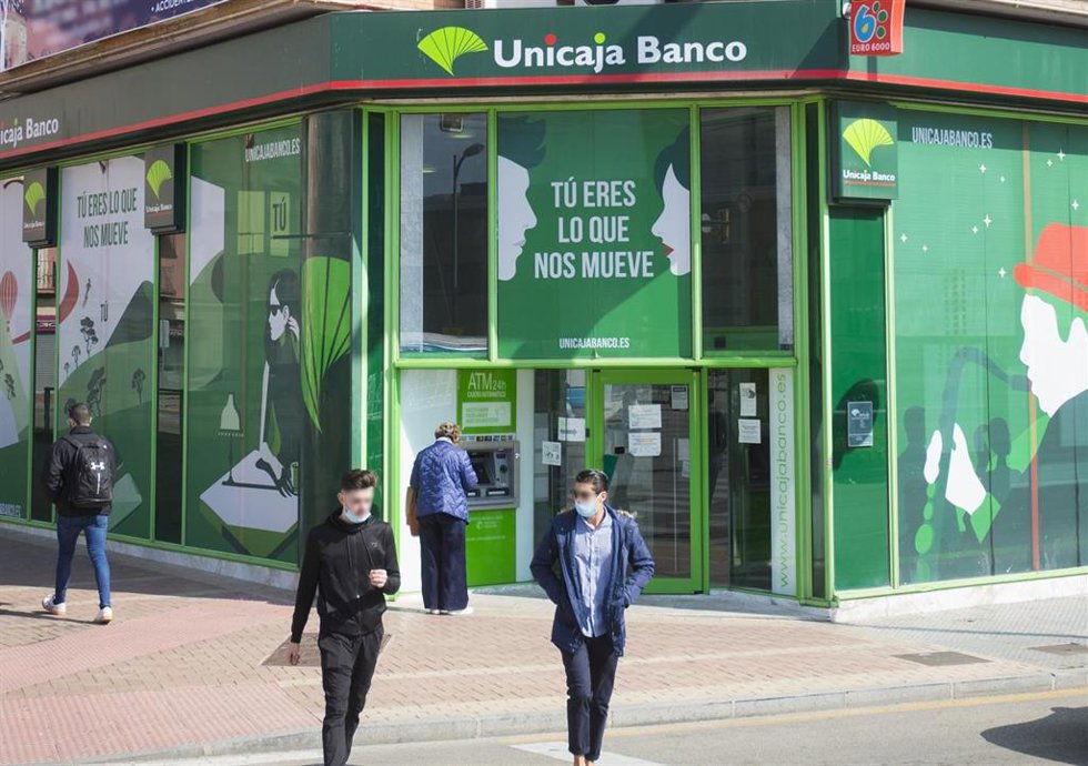 Archivo - Una sucursal de Unicaja Banco en imagen de archivo. 