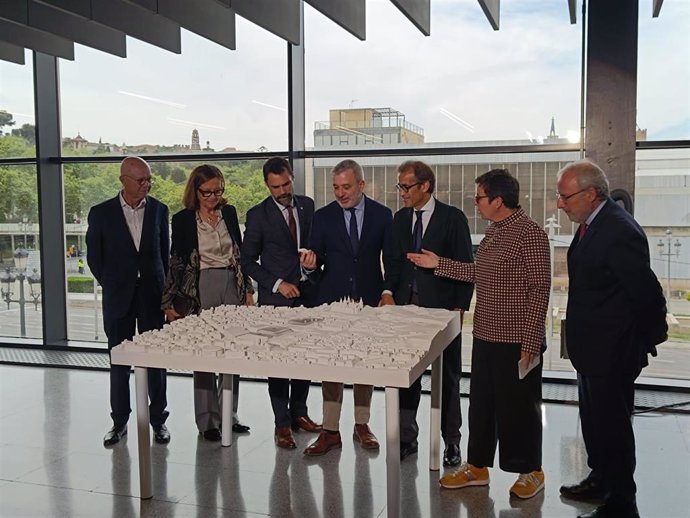 Collboni, Torrent y Relat observan una maqueta de los espacios feriales de Montjuïc