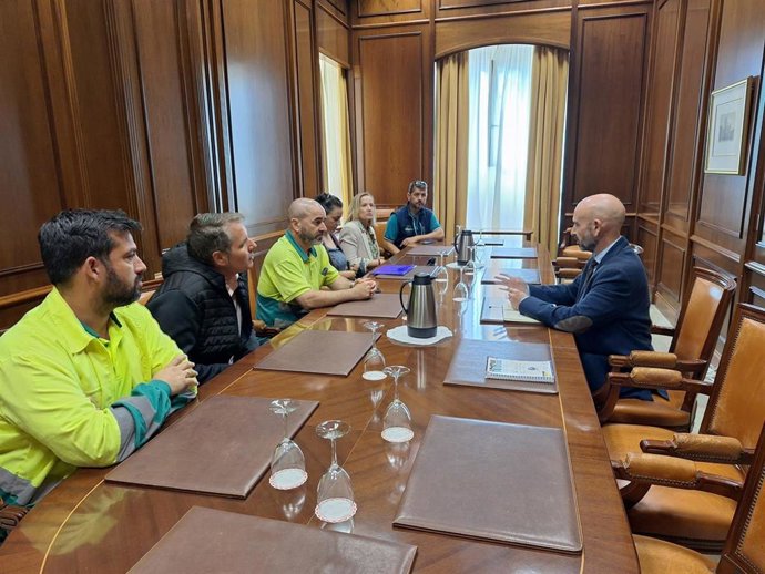 El subdelegado del Gobierno en Málaga, Javier Salas, mantiene un encuentro con la Plataforma Afectados Decreto Sequía.