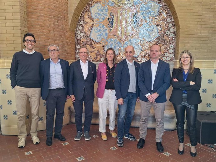 El secretario de Empresa y Competitivitat y consejero delegado de Acció de la Generalitat, Albert Castellanos, posa junto a responsables del Barcelona Health Hub en la presentación a los medios del estudio 'Salud digital en Catalunya' en Barcelona