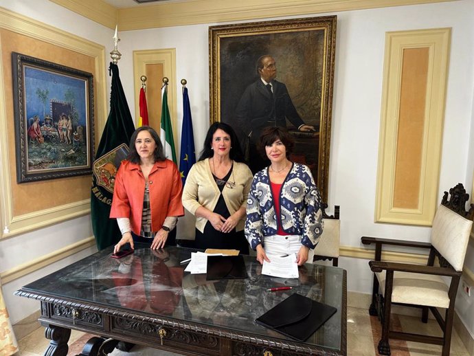 Ambas entidades han suscrito otro acuerdo para  que el libro ganador del certamen de Poesía 'Joaquín Lobato-Ciudad de Vélez-Málaga' tenga "difusión nacional".