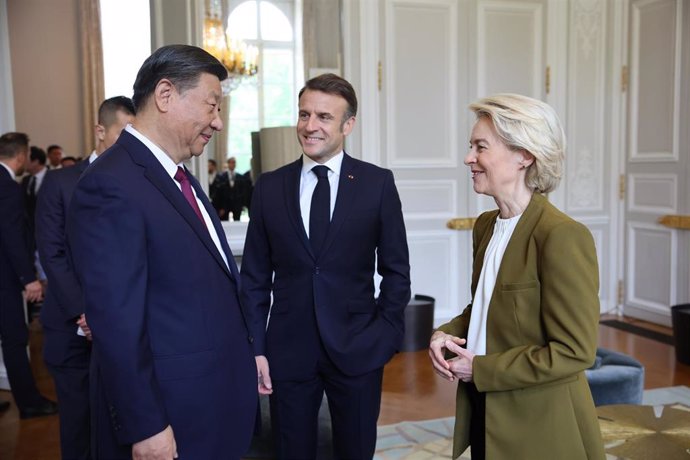 El presidente de China, Xi Jinping, el presidente de Francia, Emmanuel Macron, y la jefa de la Comisión Europea, Ursula Von der Leyen