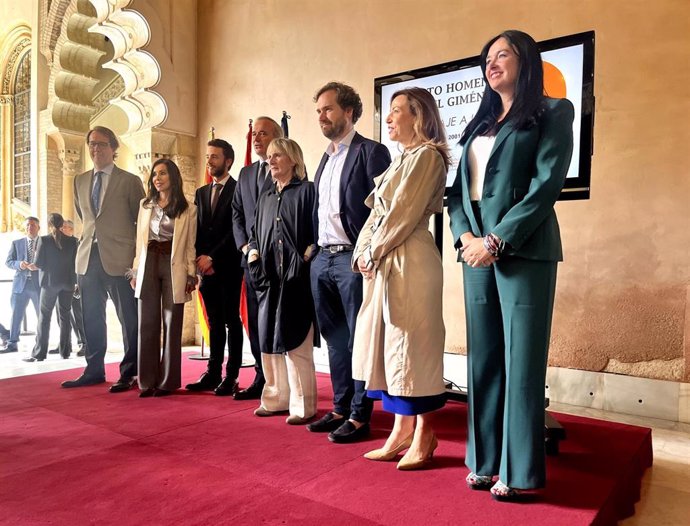 Foto de familia en el acto 'Homenaje a la palabra', en recuerdo de Manuel Giménez Abad, en la sede de las Cortes de Aragón.