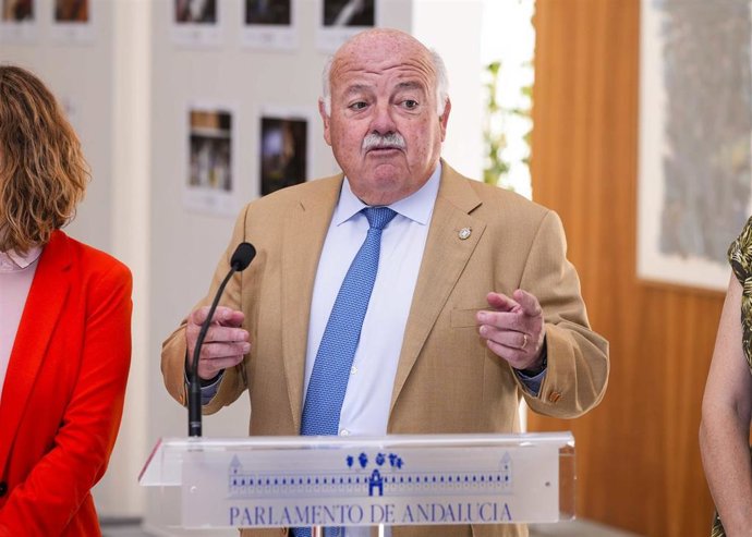 El presidente del Parlamento andaluz, Jesús Aguirre, en la inauguración de la muestra fotográfica sobre las necesidades sanitarias en el ámbito escolar de niños con enfermedades crónicas y enfermedades raras.