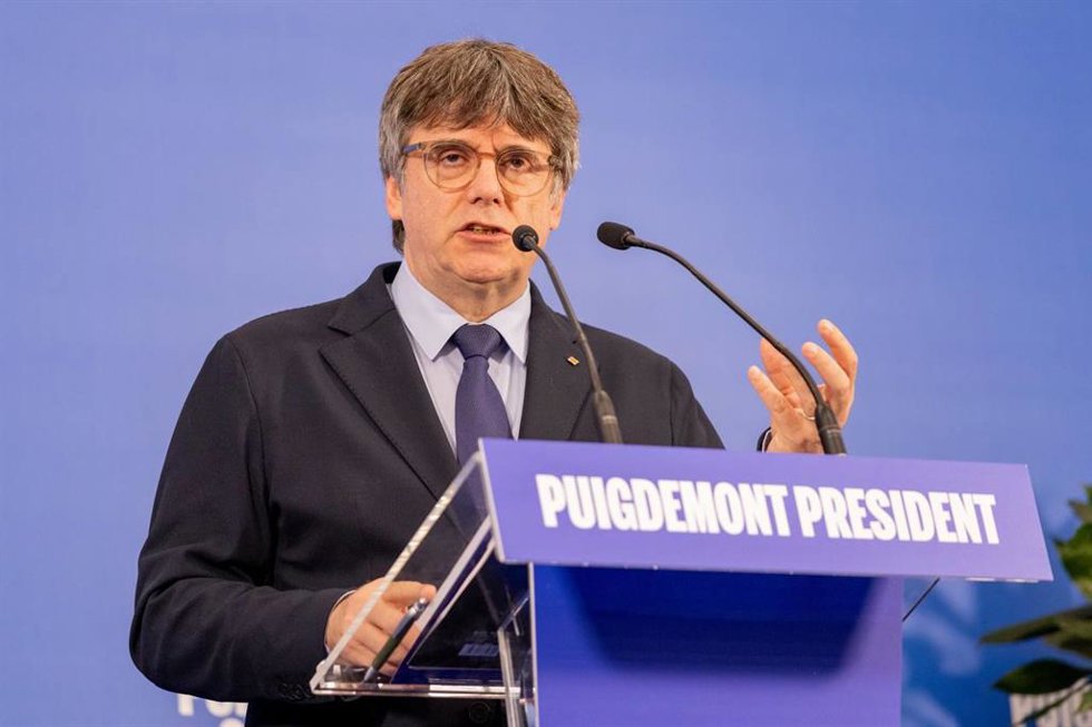 El candidato de Junts+ a las elecciones al Parlament, Carles Puigdemont, en rueda de prensa este lunes en Argels-sur-Mer (Francia)