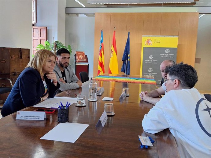 La delegada del Gobierno en la Comunitat Valenciana, Pilar Bernabé, reunida con representantes del colectivo LGTB+ Lambda