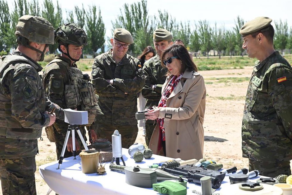 La ministra de Defensa, Margarita Robles, conversa durante su visita al Regimiento de Pontoneros y Especialidades de Ingenieros número 12, en el Acuartelamiento Sangenis.