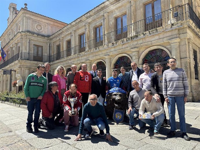 El alcalde de León, junto con los integrantes y monitores del equipo vencedor del torneo 'Más que goles'.