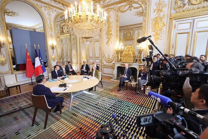 Reunión en París entre el presidente francés, Emmanuel Macron, el presidente chino, Xi Jinping, y la presidenta de la Comisióin Europea, Ursula Von der Leyen