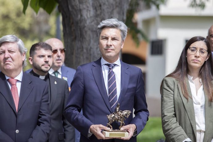 El vicepresidente primero de la Diputación de Córdoba, Andrés Lorite, con el reconocimiento recibido en el marco del 180º aniversario de la Guardia Civil.