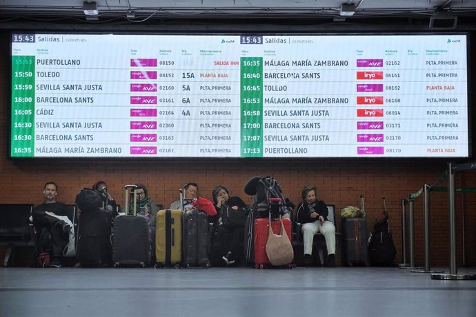 Varios viajeros durante la operación salida por el puente de mayo, en la Estación de Atocha, a 30 de abril de 2024