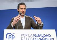 El PP acusa a Vox de dar un "nuevo balón de oxígeno" a Sánchez con su carta a Feijóo cuando investigan a su esposa
