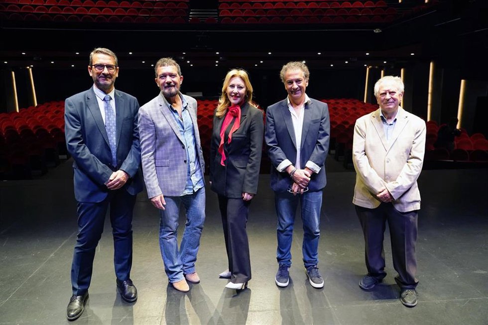 La consejera de Economía, Hacienda y Fondos Europeos de la Junta de Andalucía y presidenta de Málaga TechPark, Carolina España, junto al actor y el presidente del Teatro del Soho CaixaBank, Antonio Banderas.