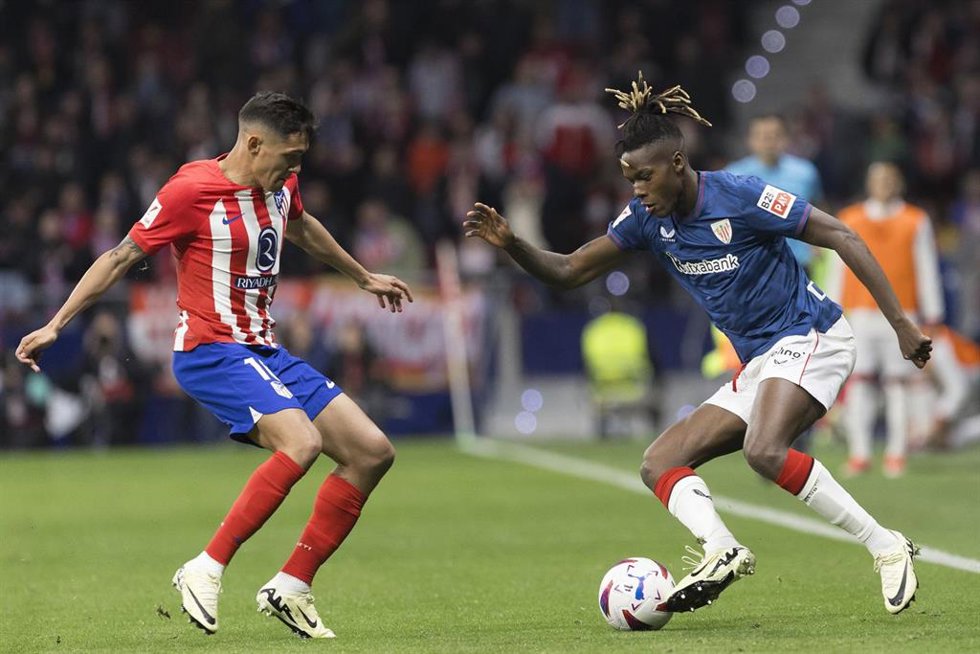 Nico Williams intenta regatear a Nahuel Molina en el Atlético de Madrid-Athletic Club de LaLiga EA Sports 23-24