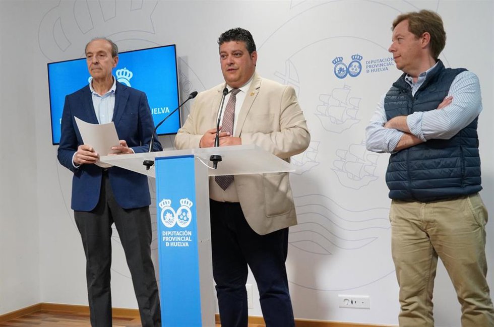 El diputado de Medio Ambiente, Caza, Energía y Plagas, Arturo Alpresa (centro), acompañado por el jefe del Servicio de Control de Plagas, Francisco Cáceres (izquierda).